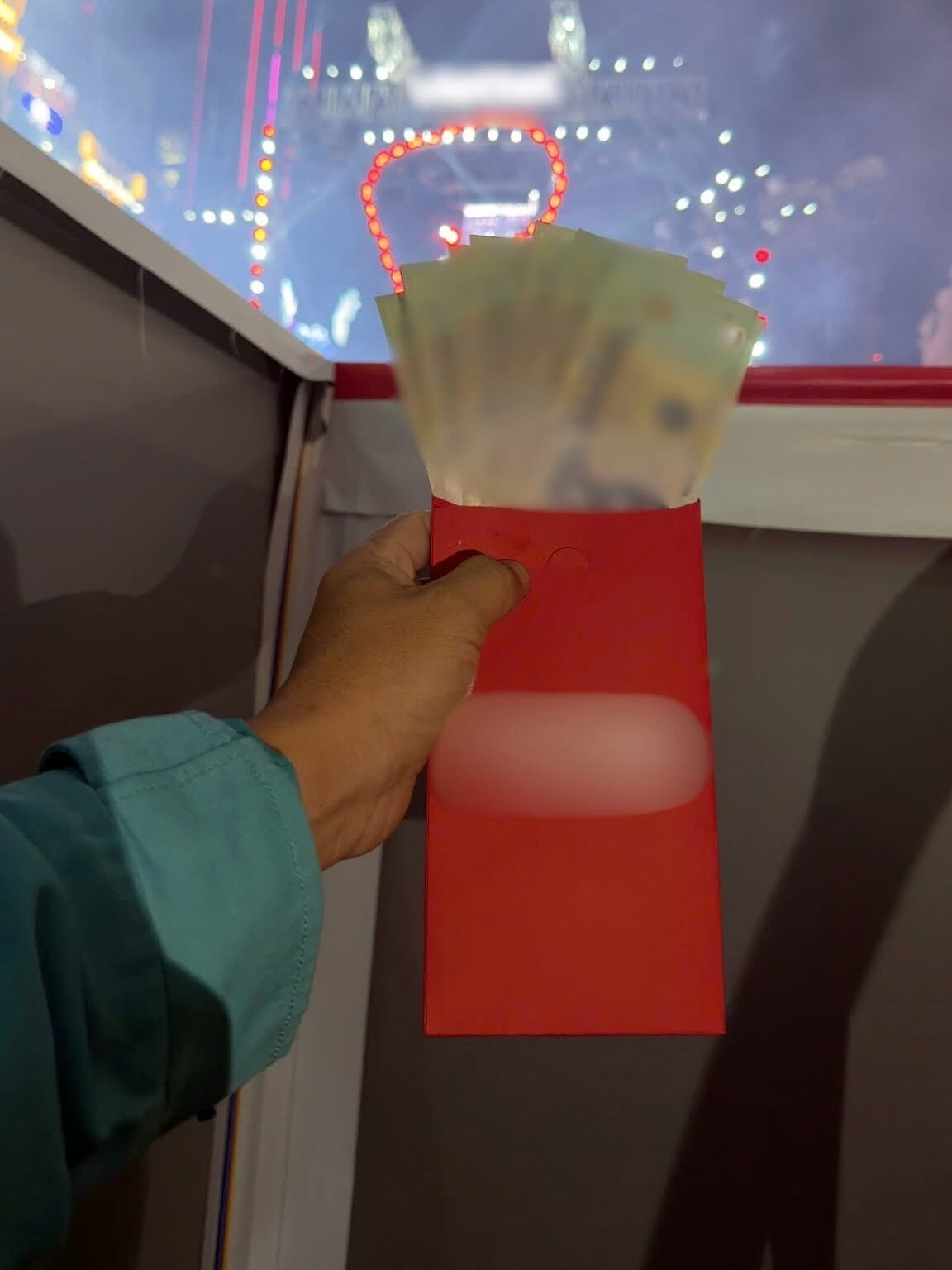 Trúc Nhân chơi lớn tặng tiền mặt cho fans số tiền khiến ai cũng choáng