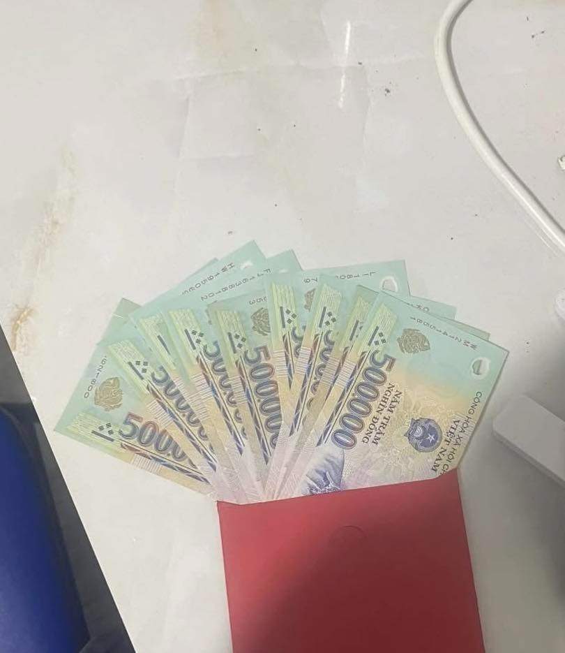 Trúc Nhân chơi lớn tặng tiền mặt cho fans số tiền khiến ai cũng choáng