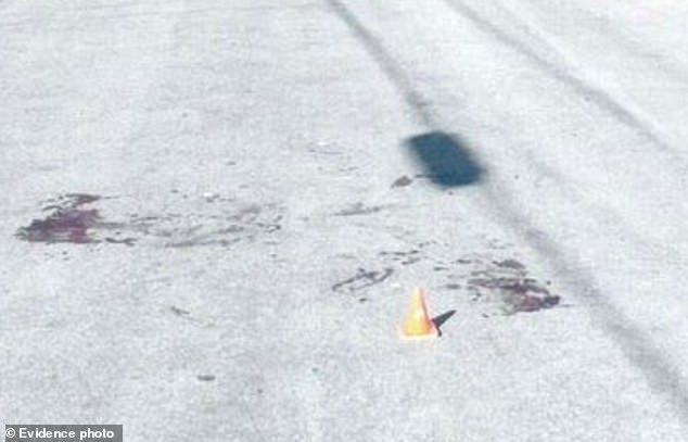 Acre hét lên cầu cứu trước khi bị ba người kia khống chế và đâm. Trong ảnh là vết máu được tìm thấy trên đường phố bên ngoài nhà anh ta.