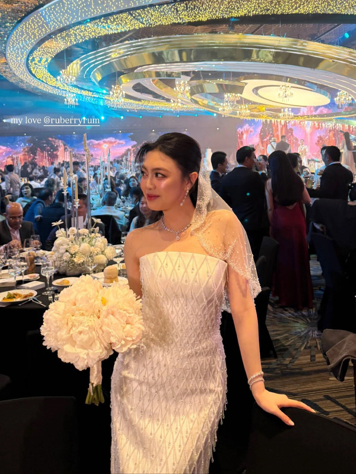 Bạn bè đồng loạt xả ảnh đám cưới của Phan Hoàng và tiểu thư gia tộc giàu có