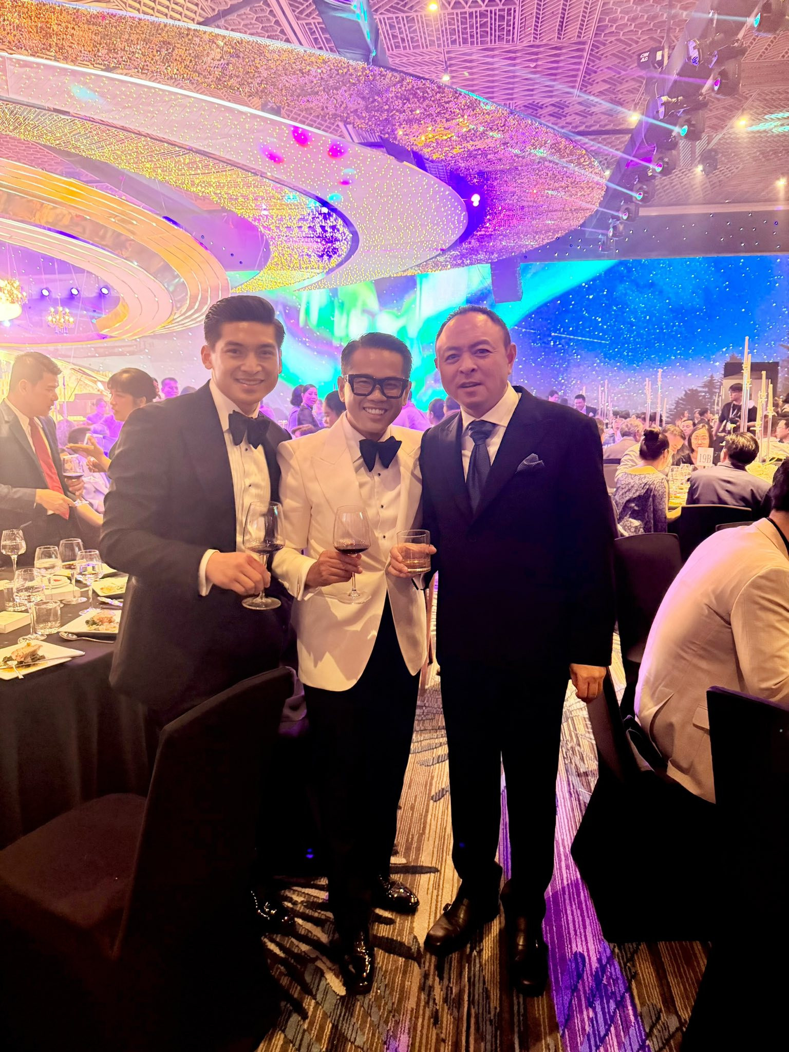 Bạn bè đồng loạt xả ảnh đám cưới của Phan Hoàng và tiểu thư gia tộc giàu có