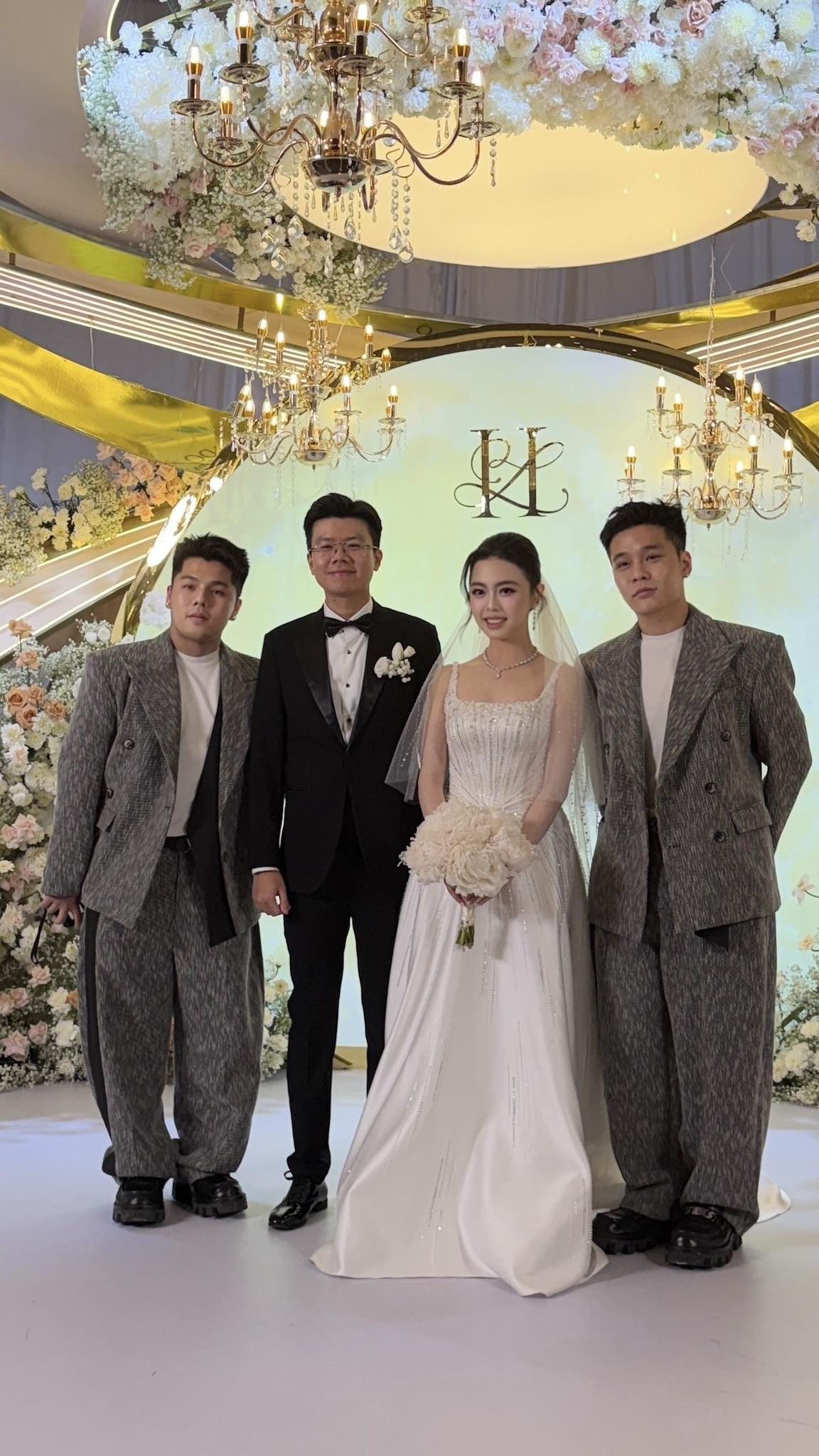 Bạn bè đồng loạt xả ảnh đám cưới của Phan Hoàng và tiểu thư gia tộc giàu có