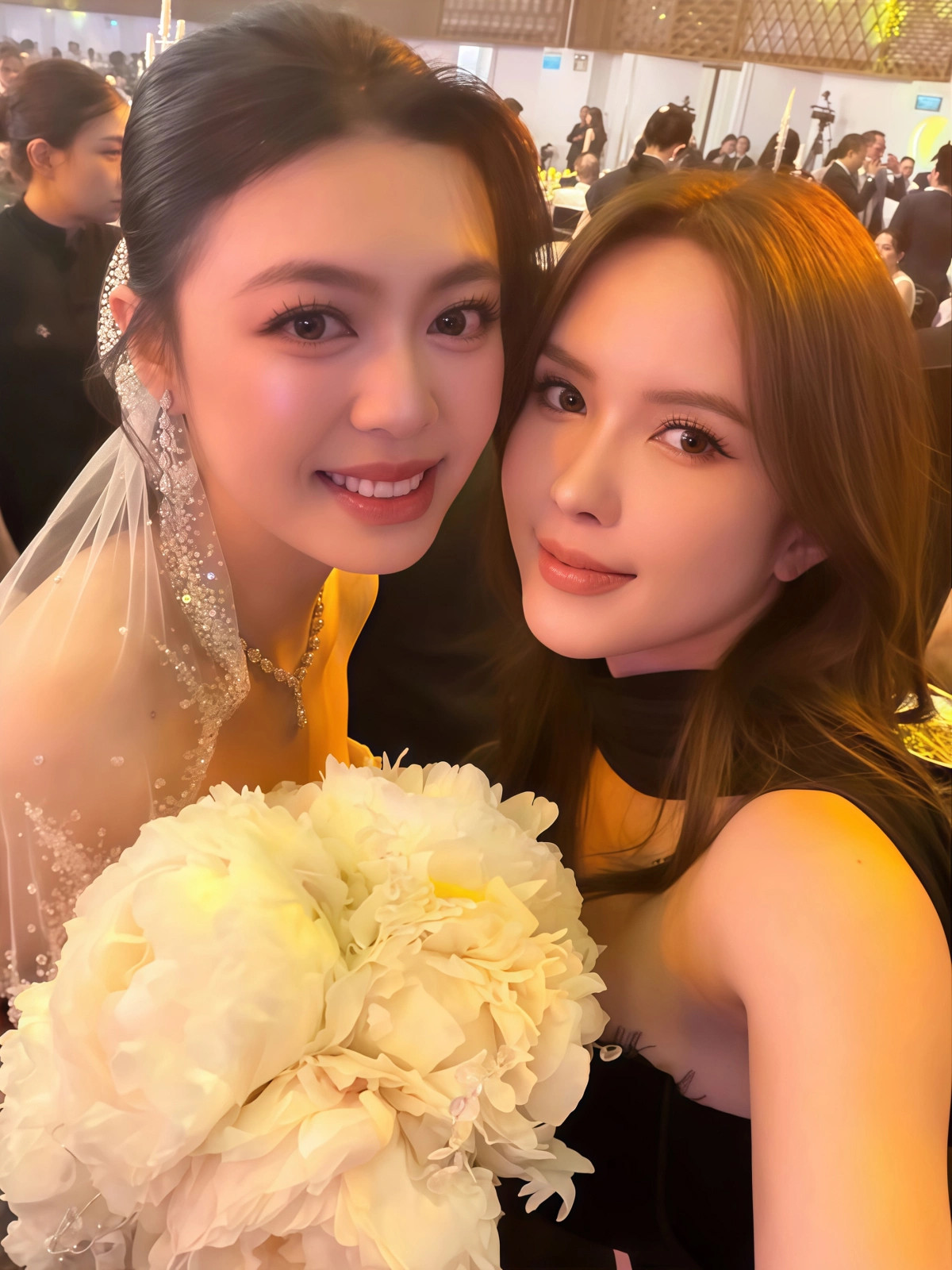 Bạn bè đồng loạt xả ảnh đám cưới của Phan Hoàng và tiểu thư gia tộc giàu có