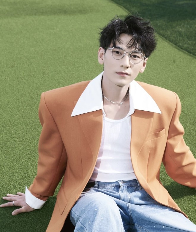 Cận cảnh nhan sắc không tì vết của Isaac dưới nắng gắt