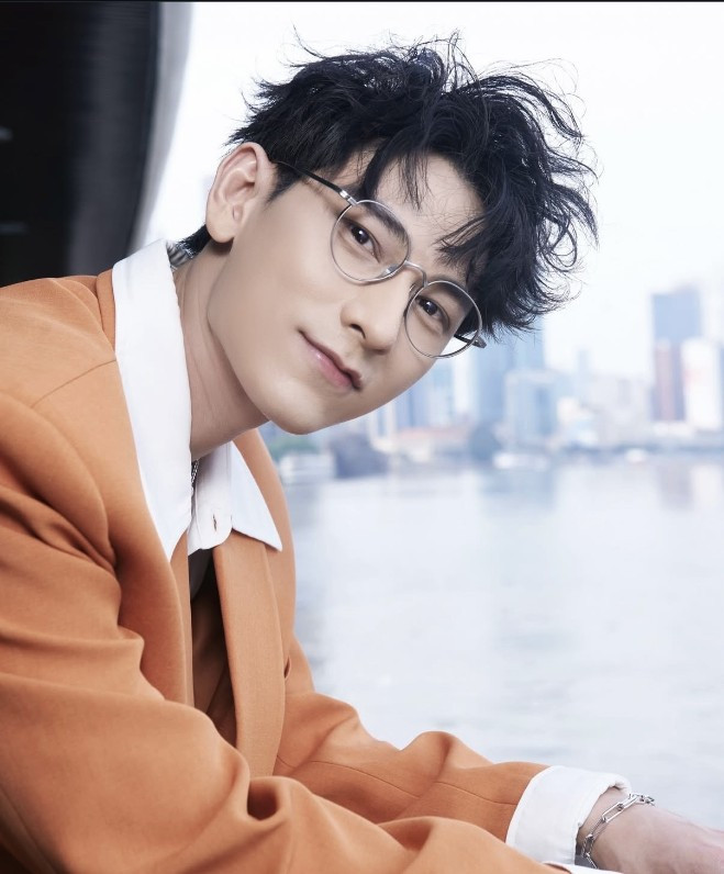 Cận cảnh nhan sắc không tì vết của Isaac dưới nắng gắt