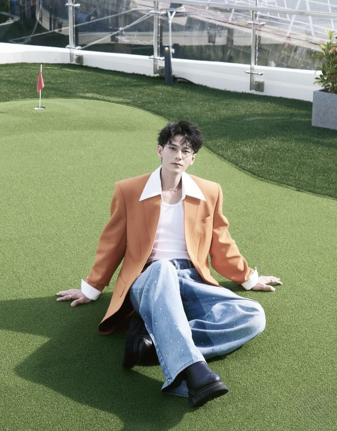 Cận cảnh nhan sắc không tì vết của Isaac dưới nắng gắt