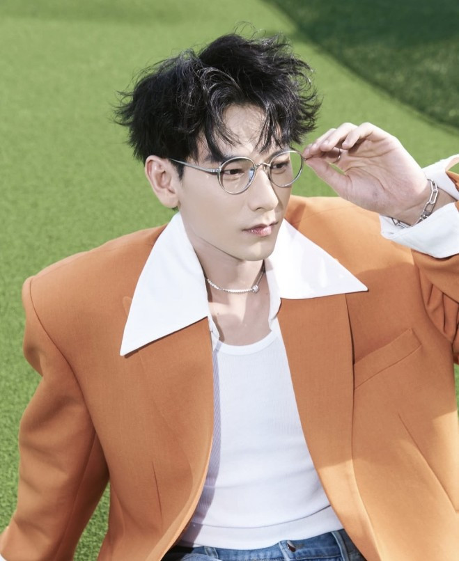 Cận cảnh nhan sắc không tì vết của Isaac dưới nắng gắt