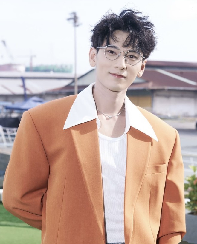 Cận cảnh nhan sắc không tì vết của Isaac dưới nắng gắt