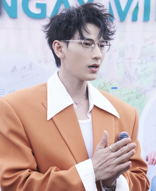 Cận cảnh nhan sắc không tì vết của Isaac dưới nắng gắt