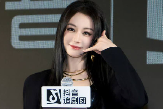 Địch Lệ Nhiệt Ba xuất hiện với gương mặt khác lạ, nghi vấn do thẩm mỹ