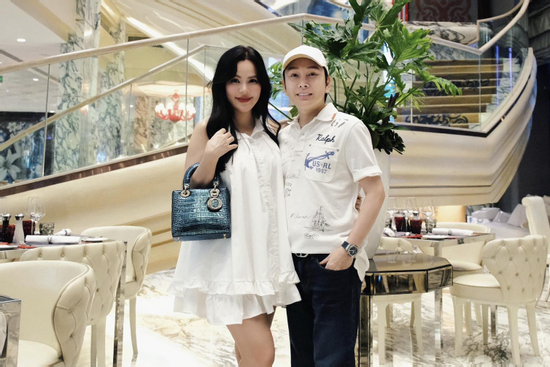 Nam NSƯT 53 tuổi được vợ đại gia sinh con cho, đón về ở biệt thự 200 tỷ đồng, yêu hết lòng mặc gièm pha