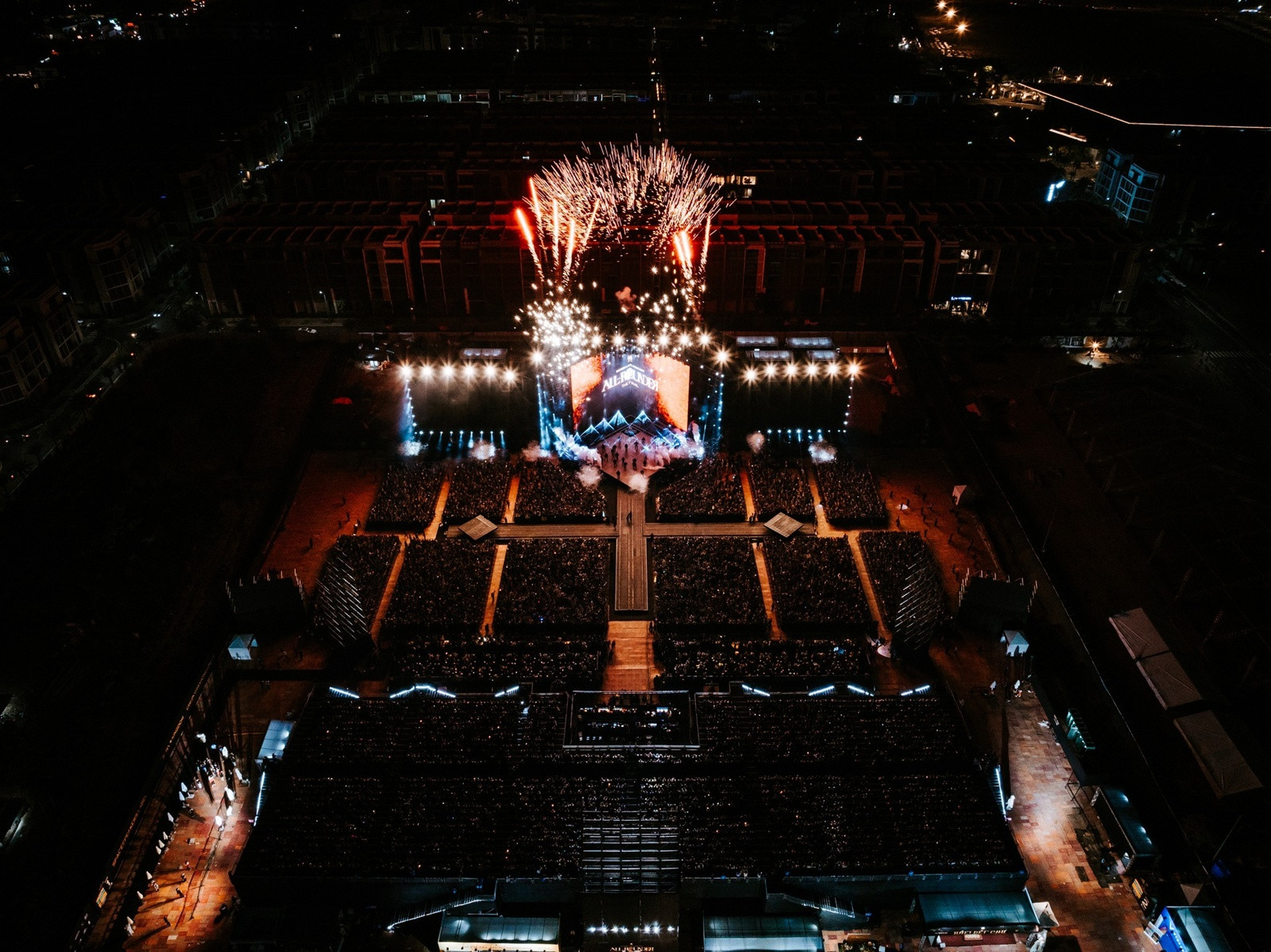 Soobin Hoàng Sơn ủng hộ 125 tỷ đồng ngay tại concert