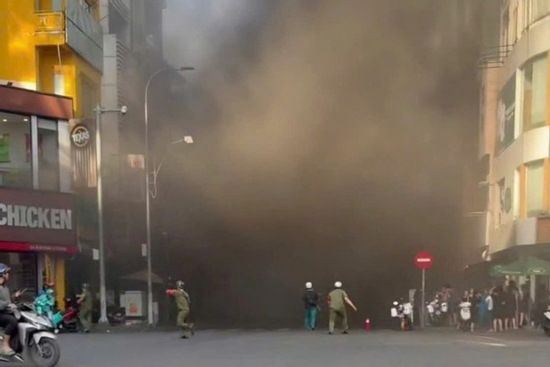 Vụ cháy tầng hầm thẩm mỹ viện ở TPHCM: Ô tô 7 chỗ bị hư hại, 20 người thoát nạn