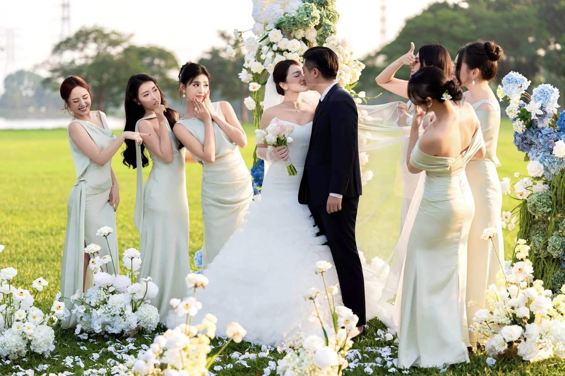 Xuất thân đỉnh chóp của nam CEO vừa tổ chức hôn lễ kín đáo với chân dài nổi tiếng Vbiz