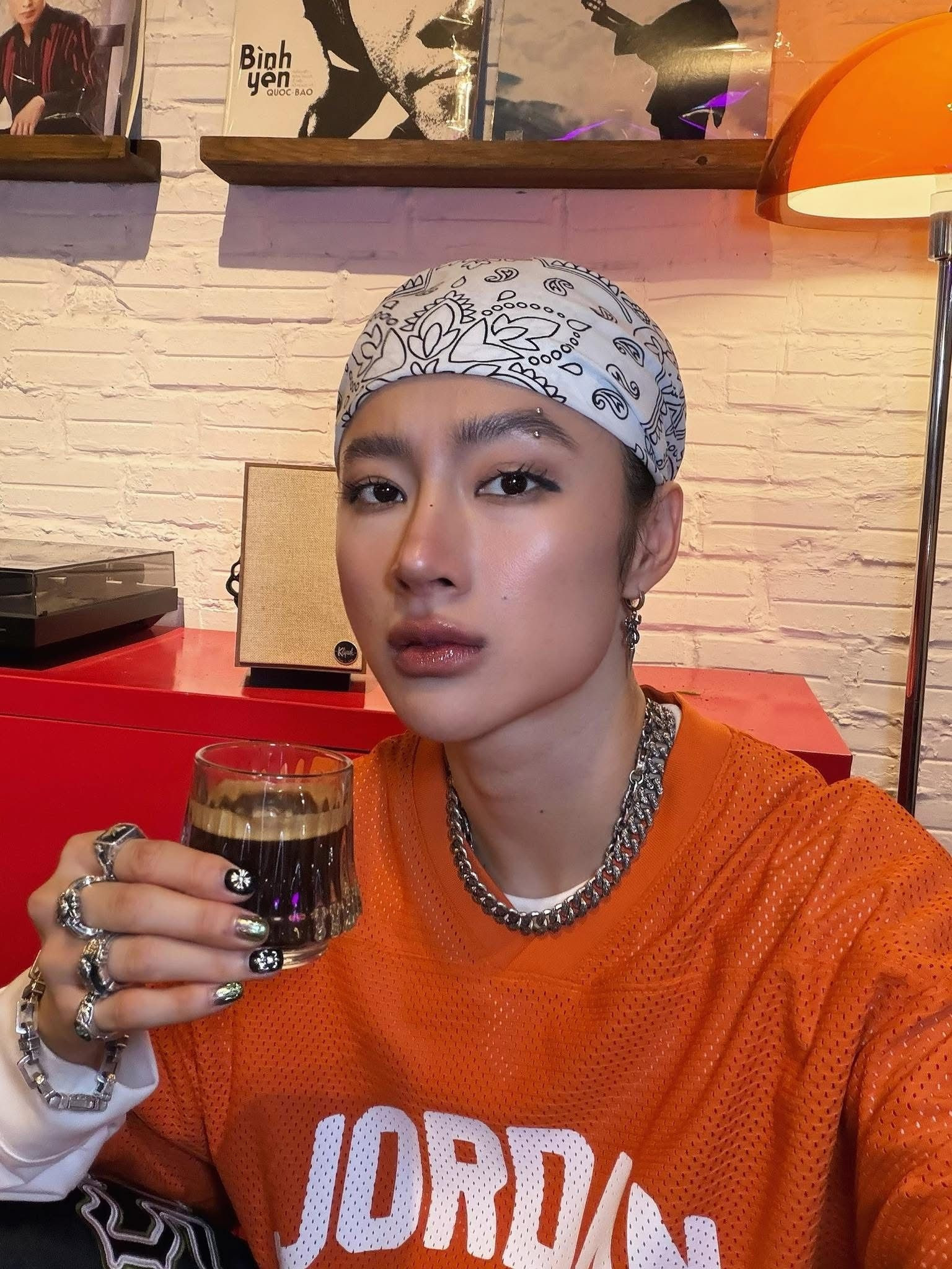 Angela Phương Trinh gây choáng khi lộ cả yết hầu ngày càng nam tính