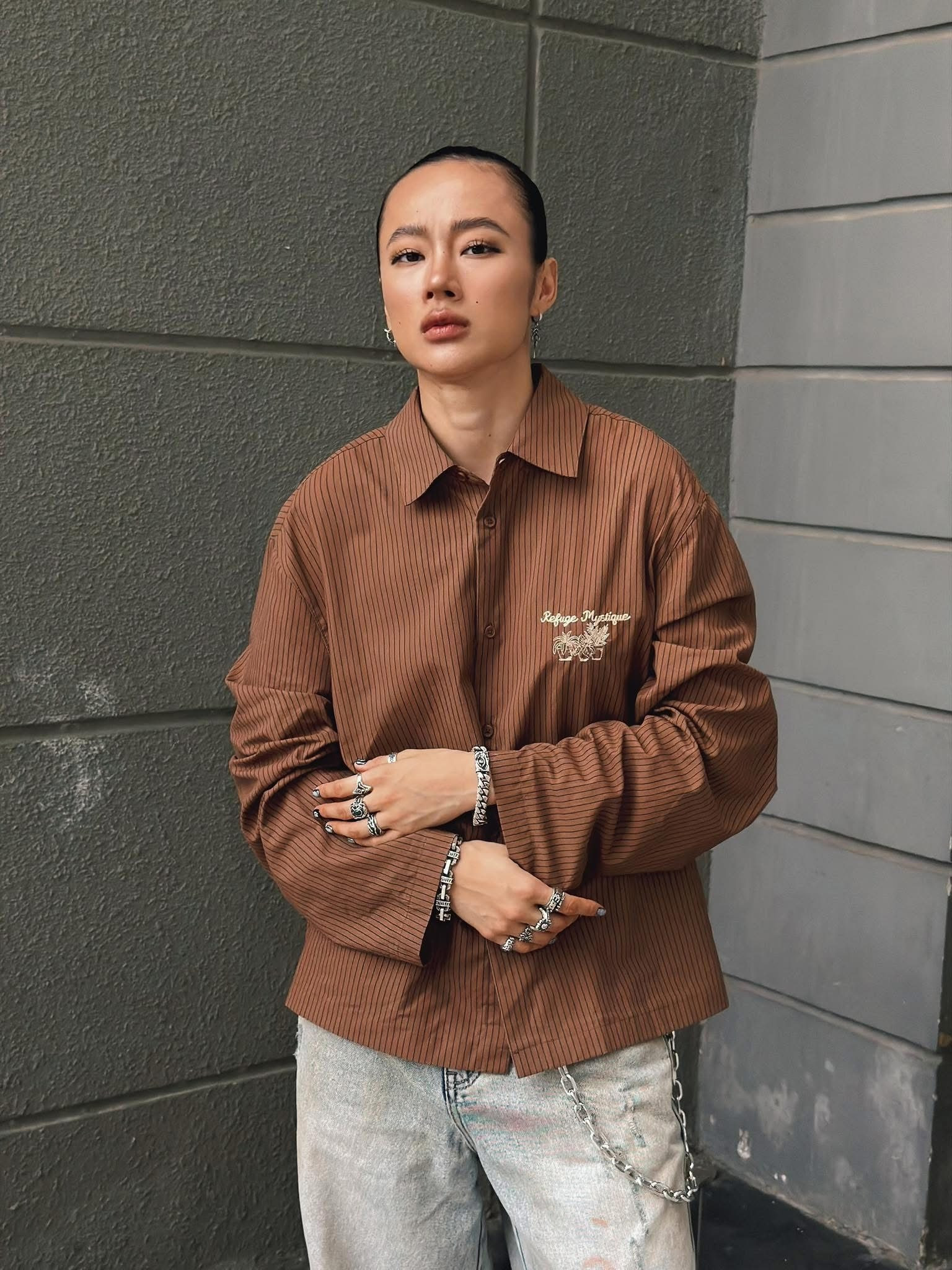 Angela Phương Trinh gây choáng khi lộ cả yết hầu ngày càng nam tính