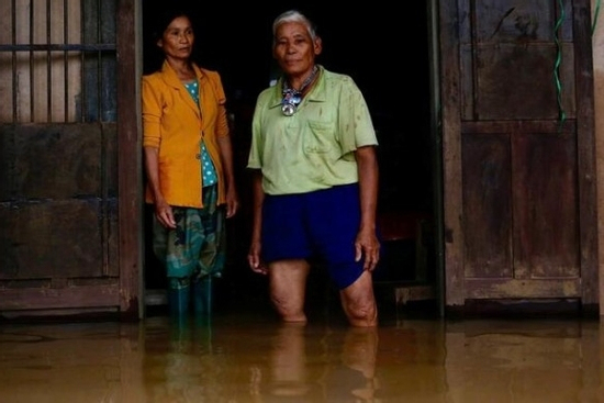 Dân ‘rốn lũ’ ở Huế 1 tuần 3 lần chạy lụt: 'Chúng tôi kiệt sức rồi'