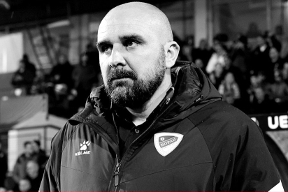 Huấn luyện viên vừa nhậm chức 10 ngày qua đời giữa trận đấu