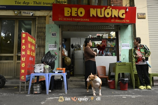 Khách xếp hàng từ sớm để gặp chú chó 