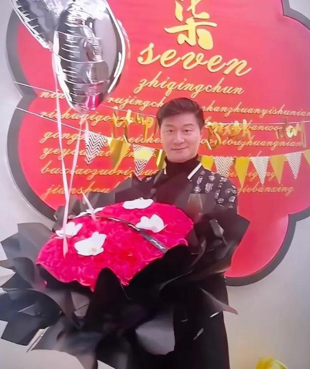 Ngoại hình trẻ trung khó tin của bố Phạm Băng Băng 75 tuổi vẫn phong độ