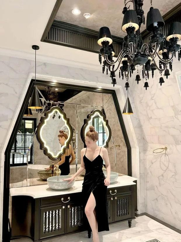 Choáng ảnh cận căn biệt thự 3 tầng giá triệu đô của vợ chồng Đoàn Di Băng