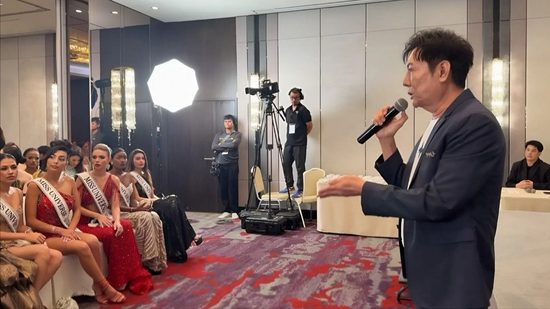 Cảnh tượng hỗn loạn ở lễ trao sash Hoa hậu Hoàn vũ