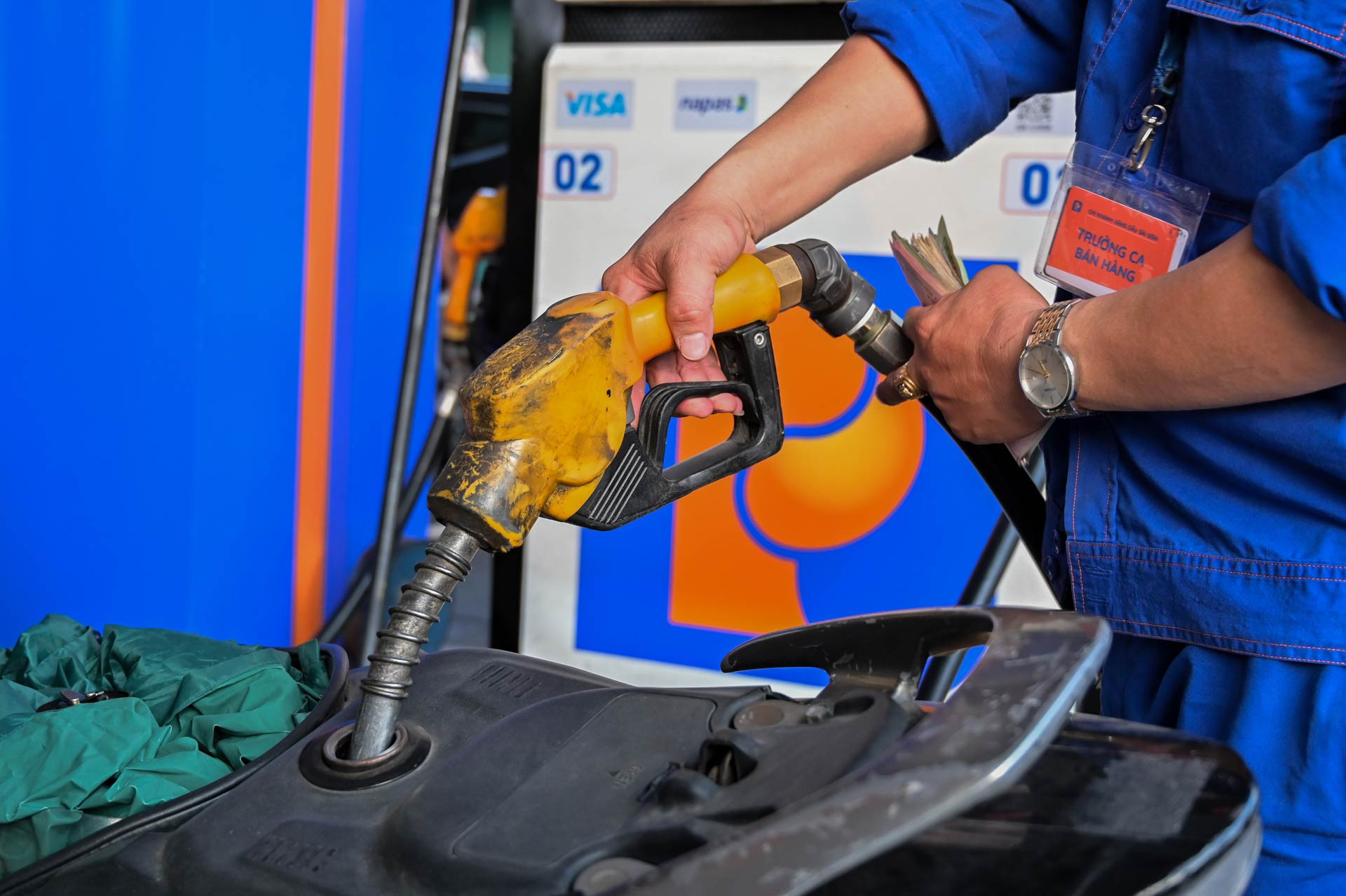 gia xang nguyen hue.jpg