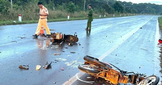 Hai xe máy tông nhau vỡ nát, 4 thanh thiếu niên thương vong