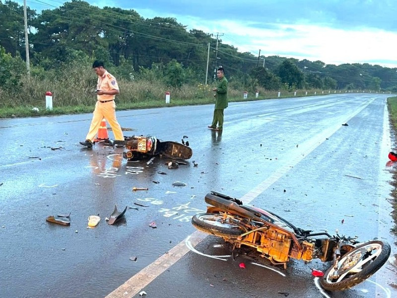 Hai mô tô va chạm trong đêm.jpg