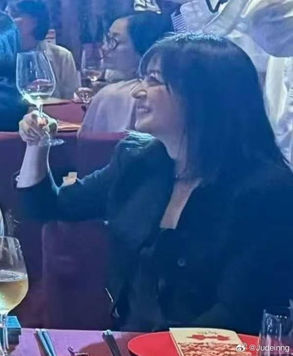 Hình ảnh mới khác lạ của Triệu Vy