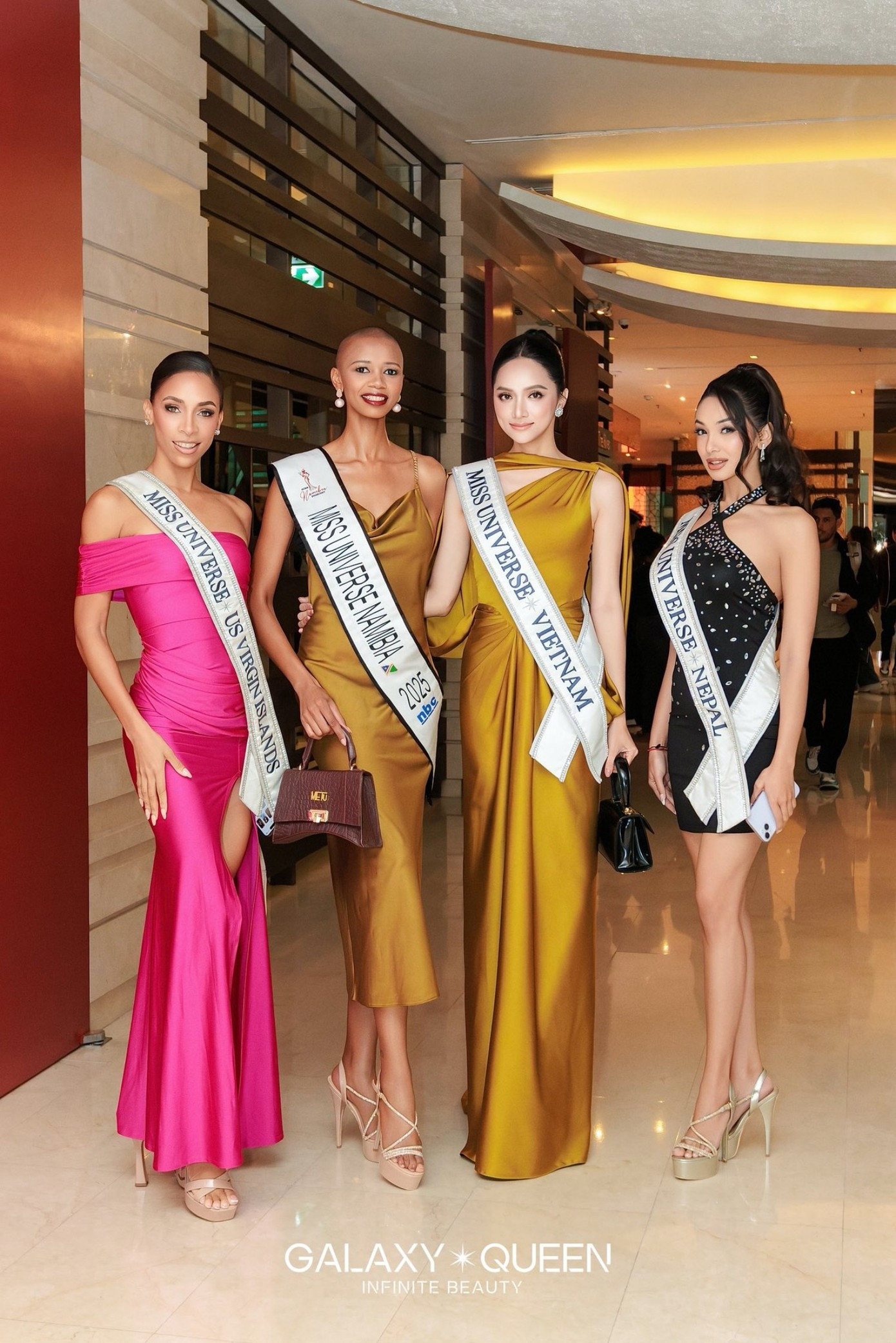 Thót tim khoảnh khắc Hương Giang loạng choạng vấp té bảo vệ phải ra đỡ tại Miss Universe