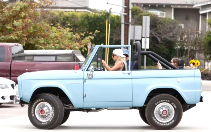 Chiếc Ford Bronco cổ điển cũng được danh ca yêu thích.