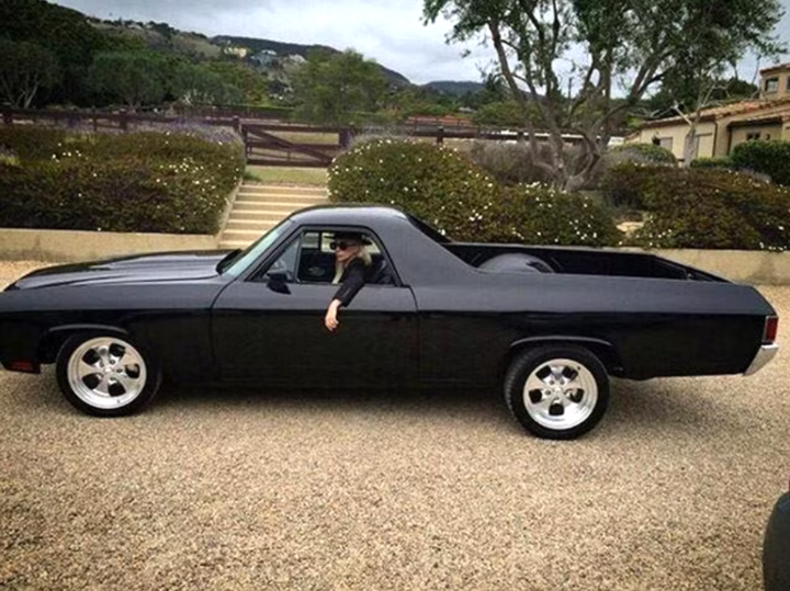 Chiếc Chevrolet Camino màu đen mang phong cách cổ điển cũng lọt vào mắt xanh của Lady Gaga.
