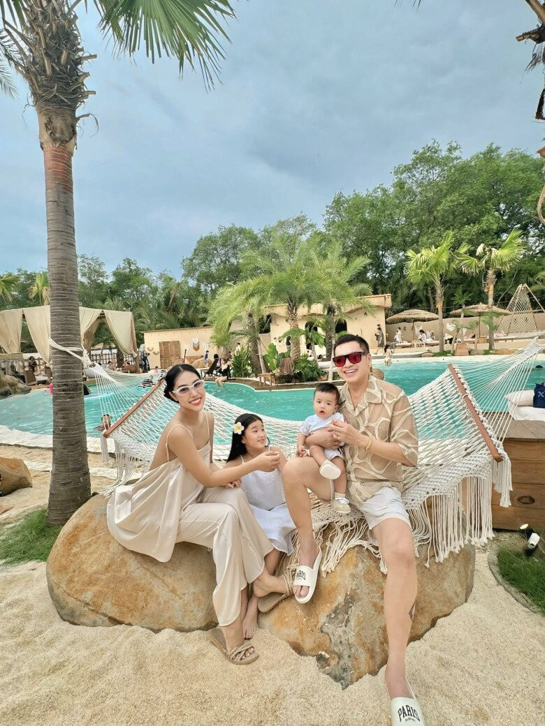 Lộ rõ thái độ con chung con riêng của diễn viên Quang Minh và vợ kém 37 tuổi