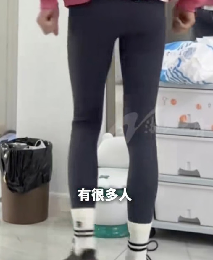 Xu thường làm người mẫu cho thương hiệu quần legging và tất.