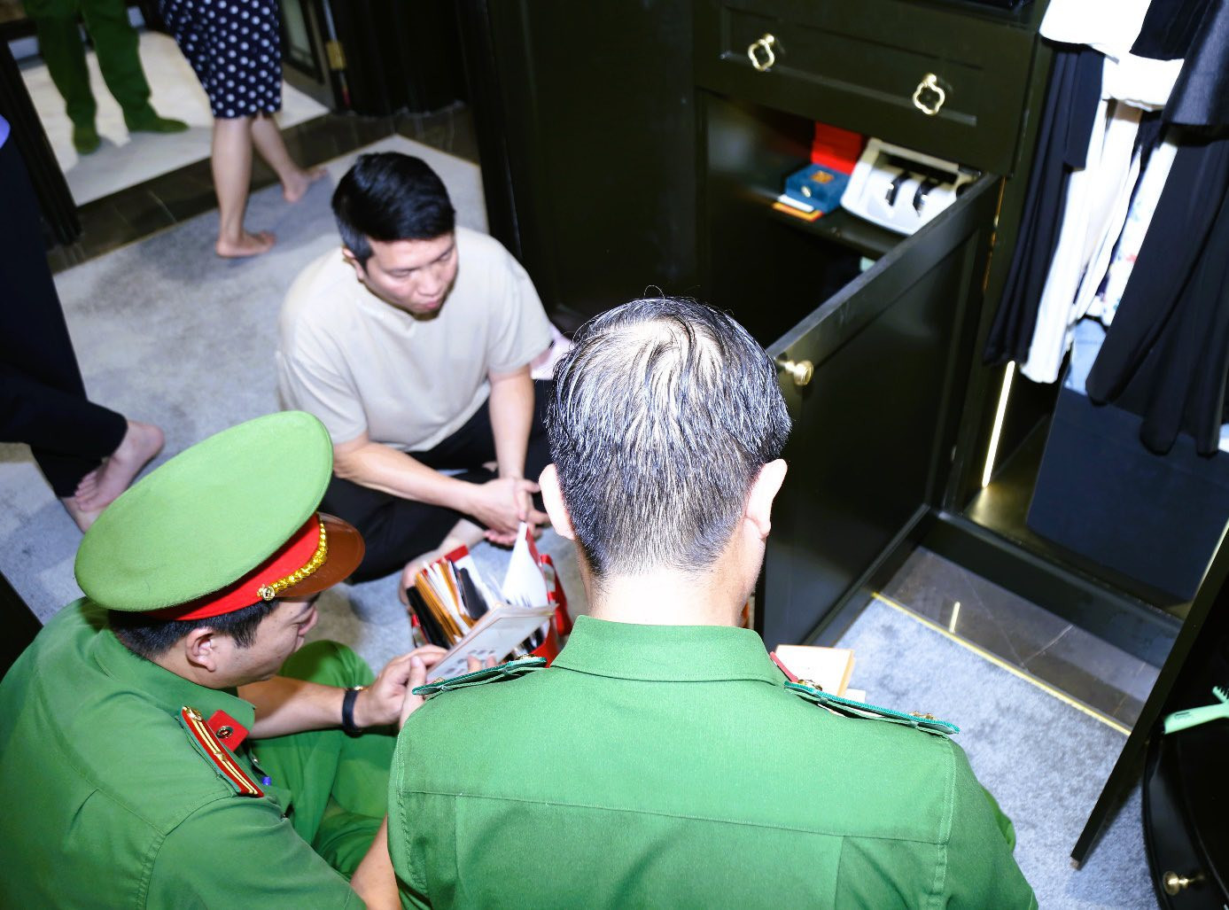 Rỏ rỉ hình ảnh tiều tụy của Đoàn Di Băng tại thời điểm cơ quan chức năng khám xét nhà riêng