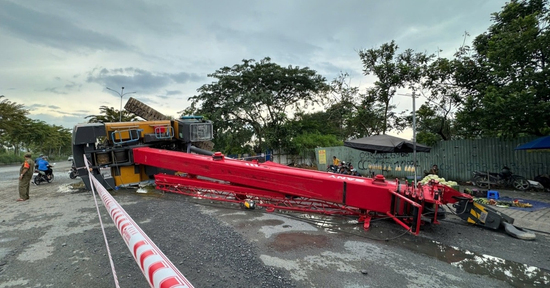Xe cẩu 40 tấn tuột cáp, lật ngang giữa giao lộ TPHCM