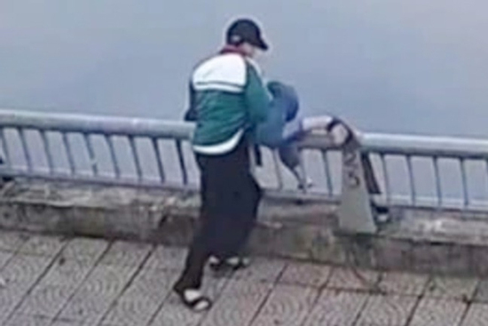 Bố của nam sinh bị bạn hành hung rồi hất xuống hồ: 'Hai cháu chơi thân, tôi không ngờ xảy ra chuyện'