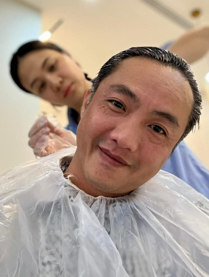 Cường Đô La tóc bạc trắng giản dị đưa đón các con đi học