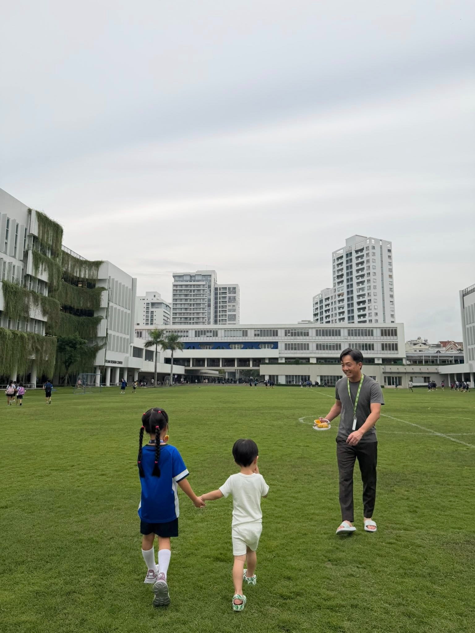 Cường Đô La tóc bạc trắng giản dị đưa đón các con đi học