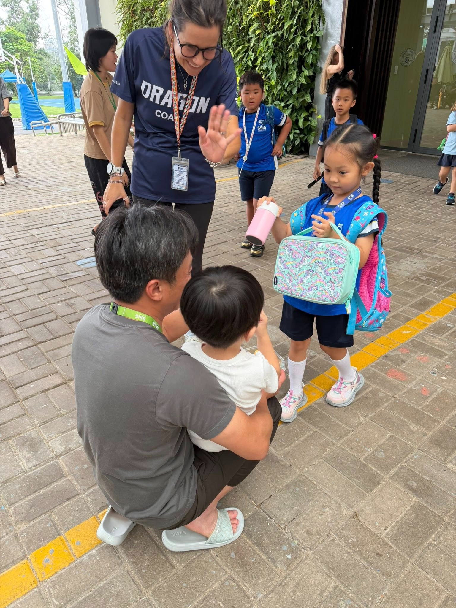 Cường Đô La tóc bạc trắng giản dị đưa đón các con đi học