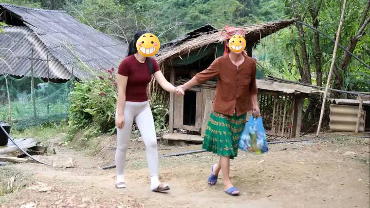 Tranh cãi ầm ĩ MXH cảnh cô gái trẻ mặc đồ bó sát đi từ thiện