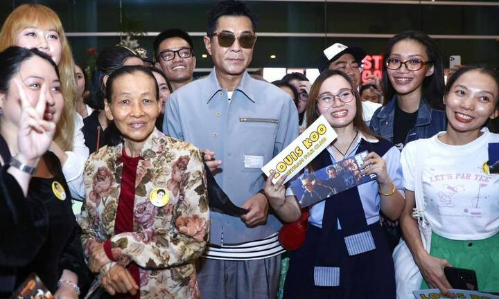 Hồng Kim Bảo ngồi xe lăn, Cổ Thiên Lạc được fan vây kín khi tới Việt Nam - 2