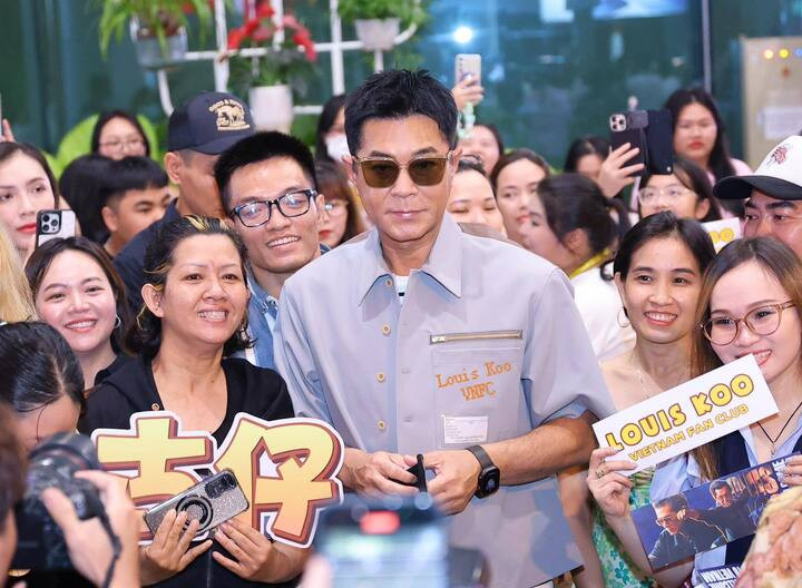 Hồng Kim Bảo ngồi xe lăn, Cổ Thiên Lạc được fan vây kín khi tới Việt Nam - 1