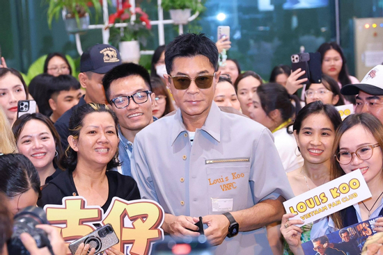 Hồng Kim Bảo ngồi xe lăn, Cổ Thiên Lạc được fan vây kín khi tới Việt Nam