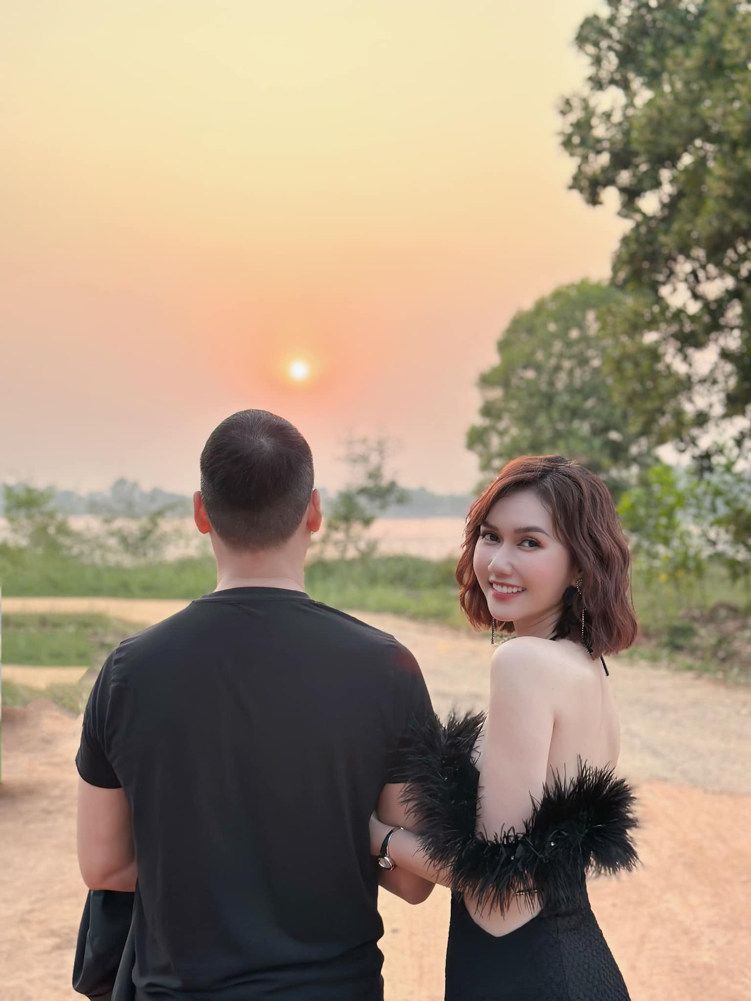 Hương Giang công khai ông xã giấu mặt đúng lúc tình cũ Đình Tú chuẩn bị đám cưới