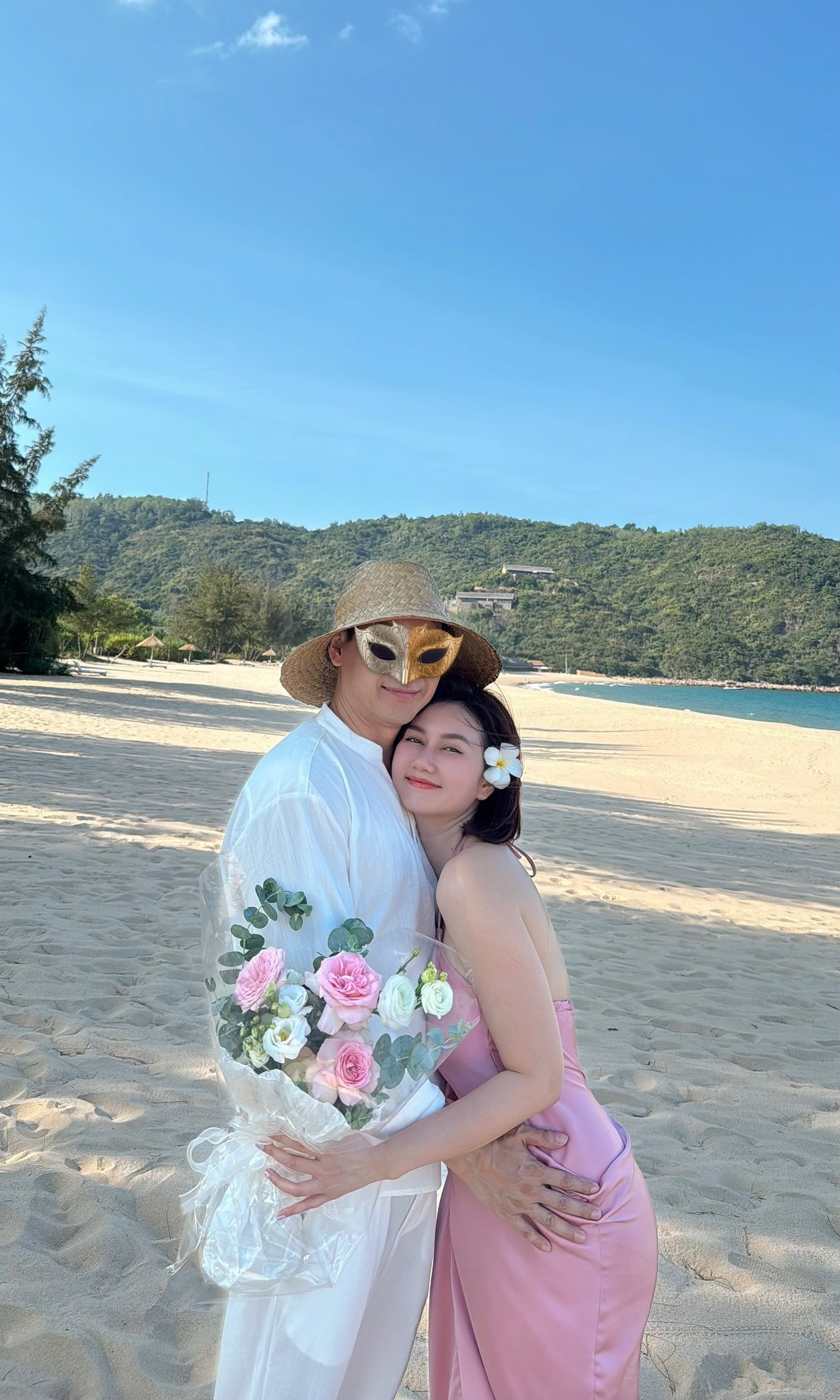 Hương Giang công khai ông xã giấu mặt đúng lúc tình cũ Đình Tú chuẩn bị đám cưới