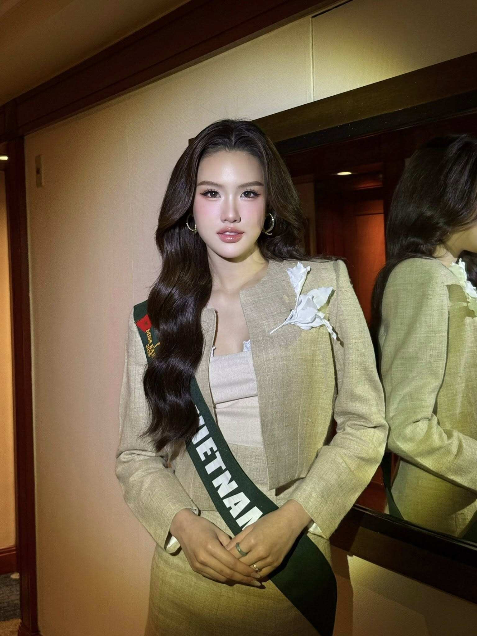 Mỹ nhân Việt vừa đăng quang Á hậu 2 Miss Earth 2025 lộ ảnh quá khứ gây tranh cãi