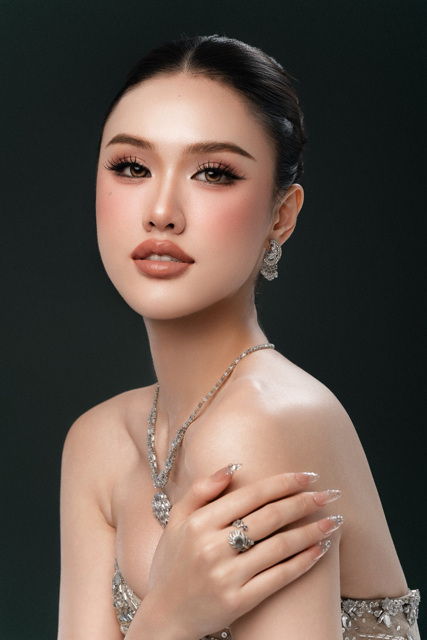 Mỹ nhân Việt vừa đăng quang Á hậu 2 Miss Earth 2025 lộ ảnh quá khứ gây tranh cãi