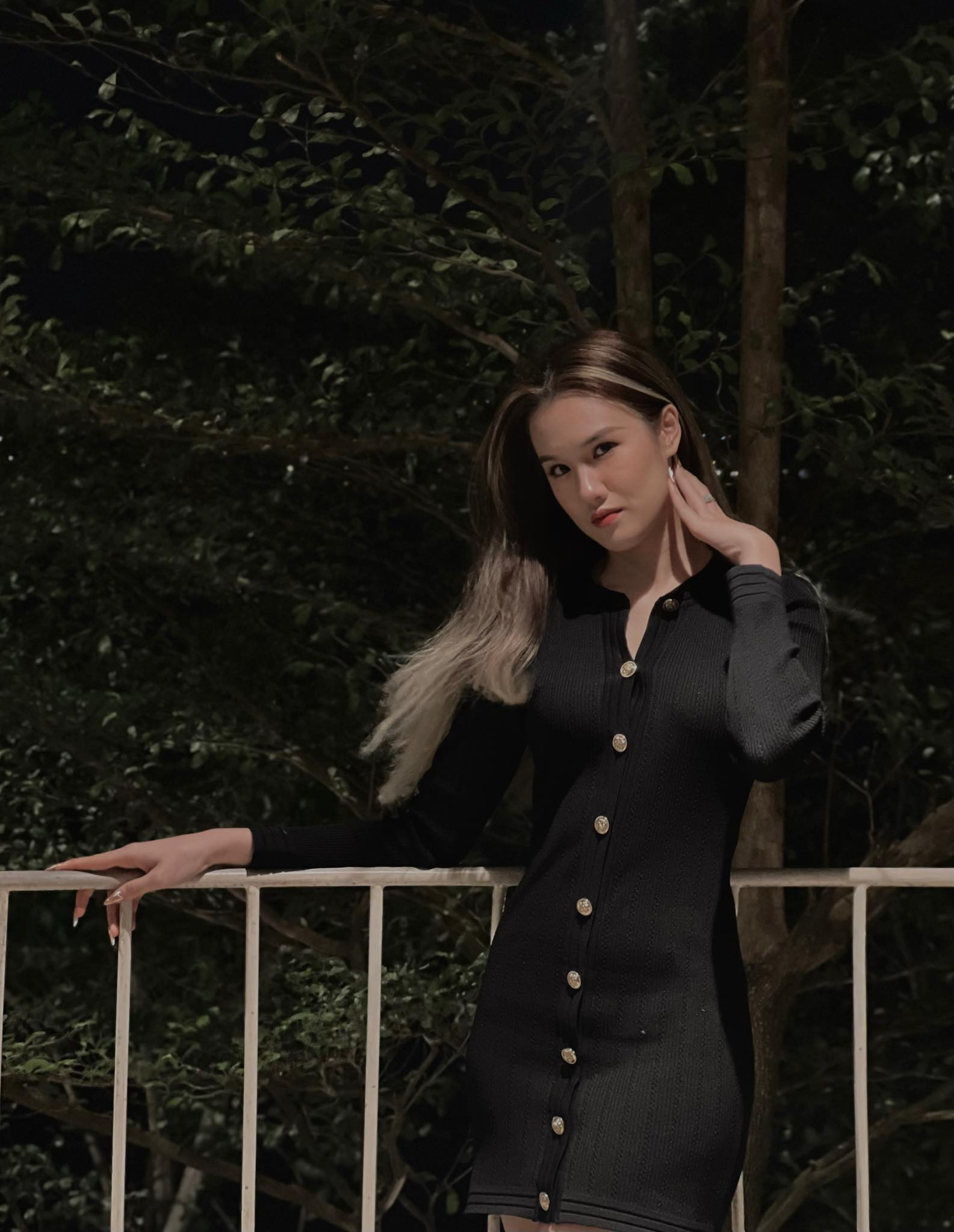 Mỹ nhân Việt vừa đăng quang Á hậu 2 Miss Earth 2025 lộ ảnh quá khứ gây tranh cãi